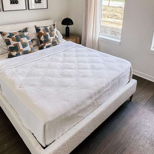 Modern Bedrooms with Large Windows and Natural Ligth